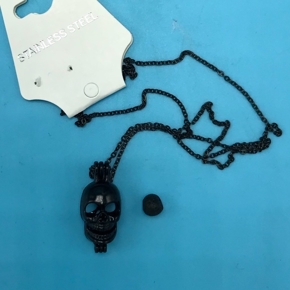 Skull Aromatherapy Locket Essential Oil Necklace - Picture 3 of 3